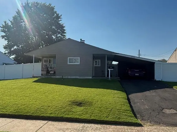 172 Crabtree Dr, Levittown, PA 19055