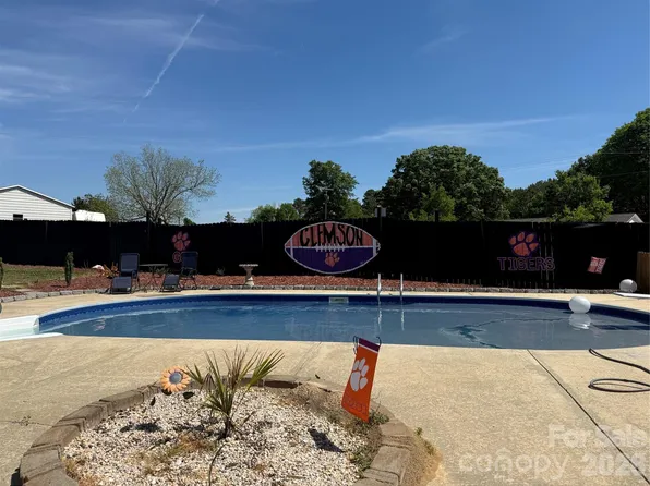 1087 Greenbriar Dr, Lancaster, SC 29720