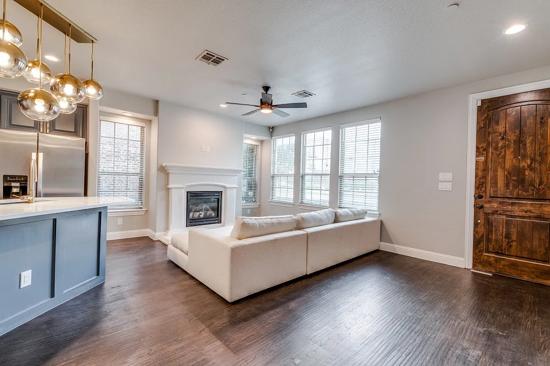 4 bed, 2039 sqft, $3,299 — Photo 3