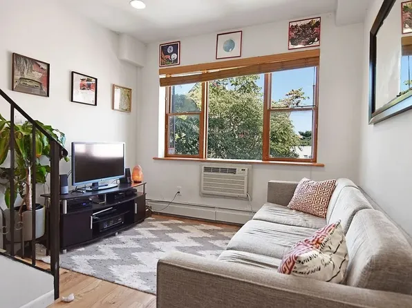 602 Manhattan Avenue image 1 of 7