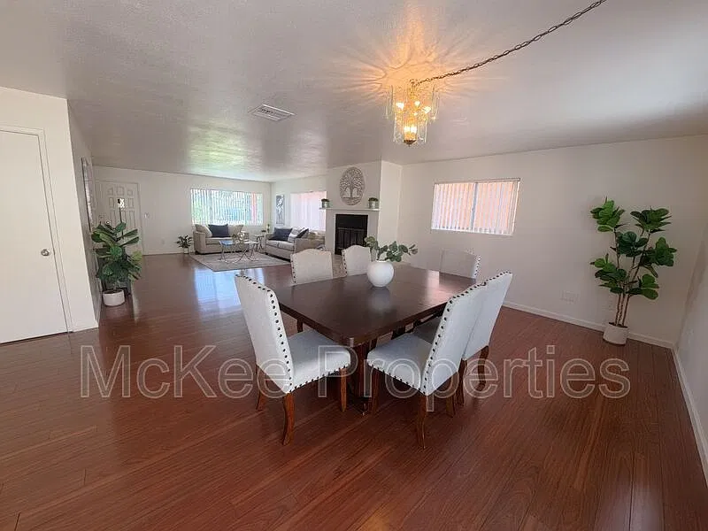 3 bed, 3.0 bath, 2000 sqft, $3,975 — Photo 4