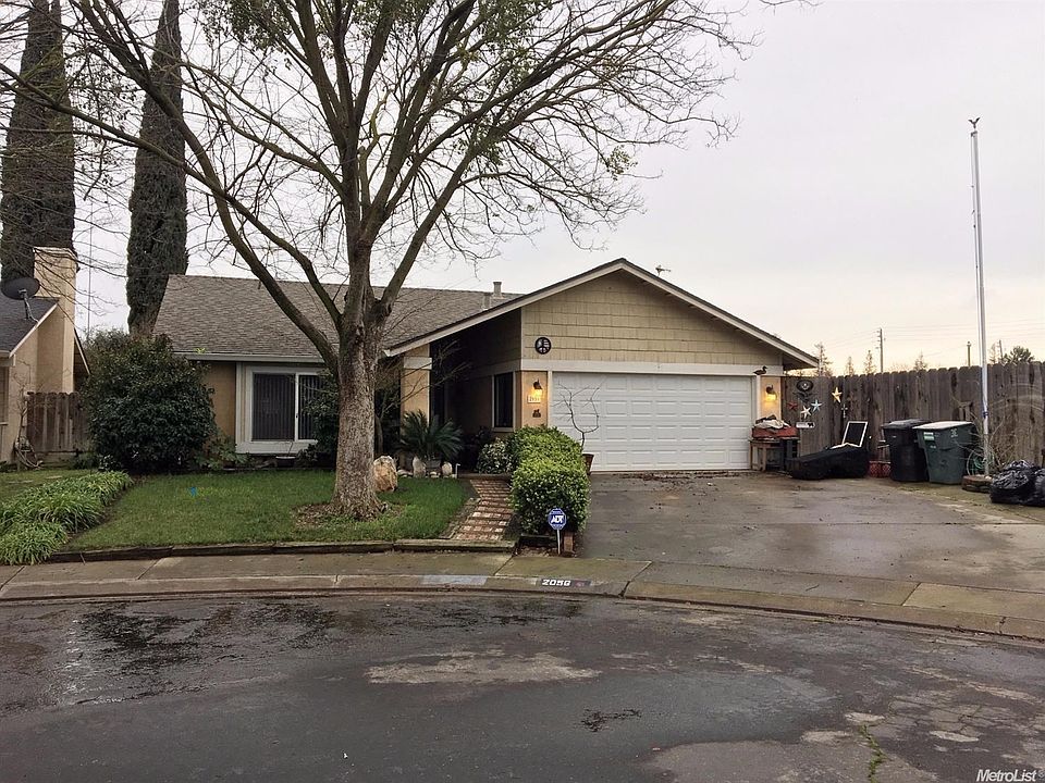 House is located in a dead end cul-de-sac. Backs up to the Church and dog park off of Prescott/Rumble.