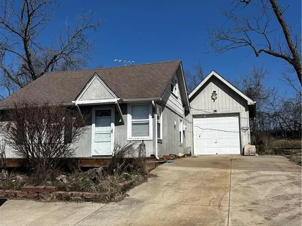 33 A St, Lake Lotawana, MO 64086