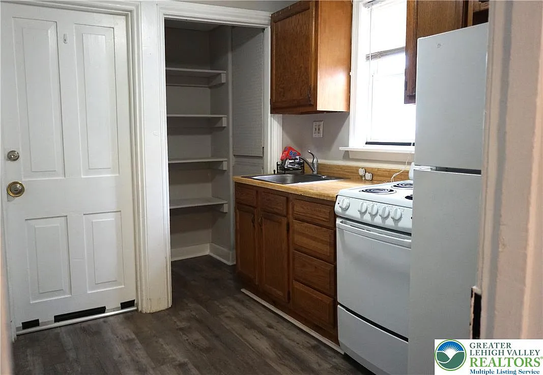 2 bed, 1.0 bath, 1000 sqft, $1,600 — Photo 2