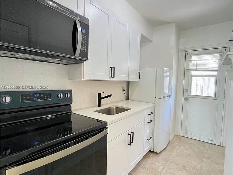 420 NE 14th Ave #3 — Photo 3