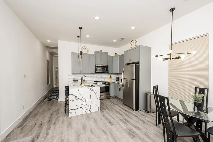 3 bed, 2.0 bath, 2500 sqft, $2,000 — Photo 2
