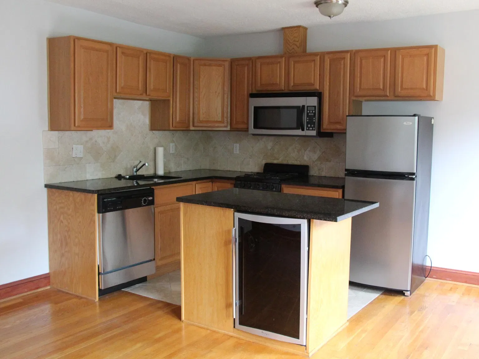 Attractive Apt with Open Floor Plan, Washer/Dryer, 2 Blocks from Va Square Metro — Photo 2
