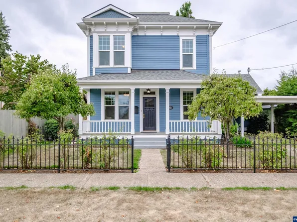 1061 SE Shelton St, Dallas, OR 97338
