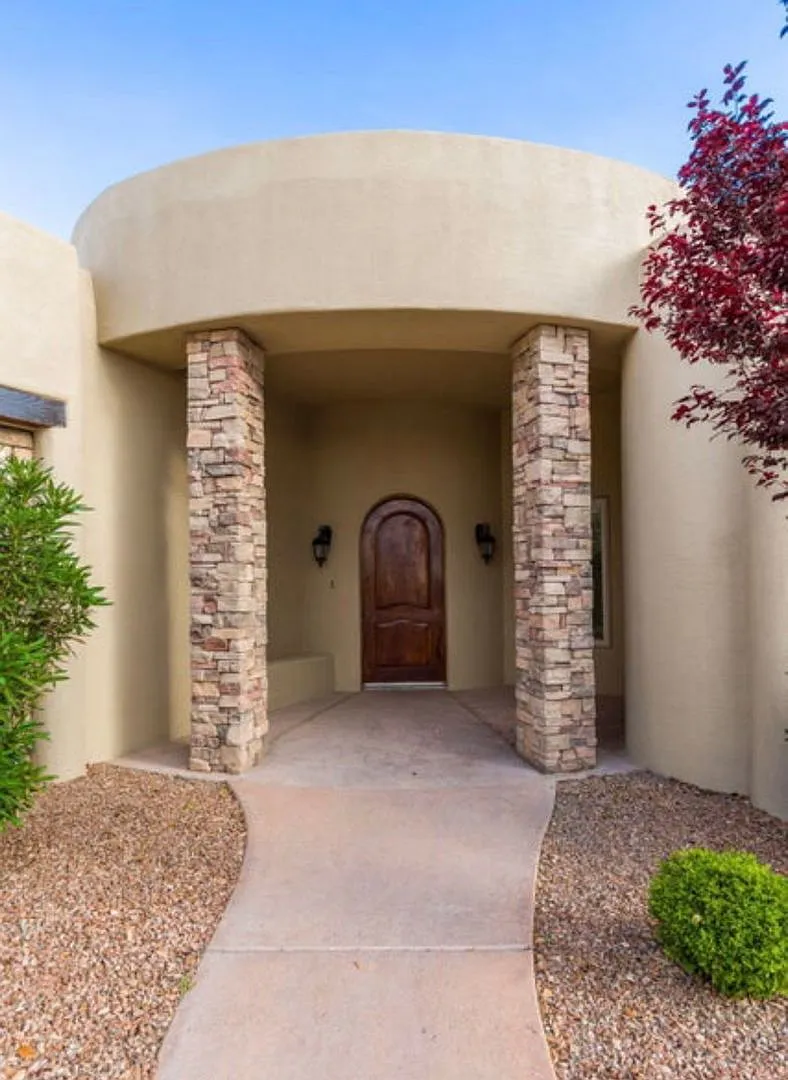 Luxury 4-Bedroom Home with Mountain Views and 3-Car Garage! — Photo 3