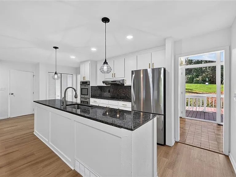 1714 S Johnson Ferry Rd NE — Photo 4