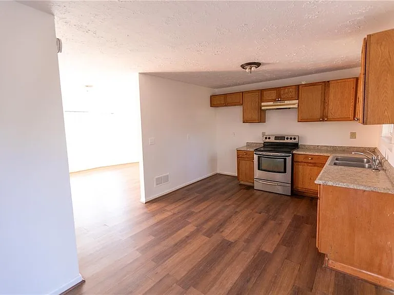 2761 Rockdale Dr — Photo 5