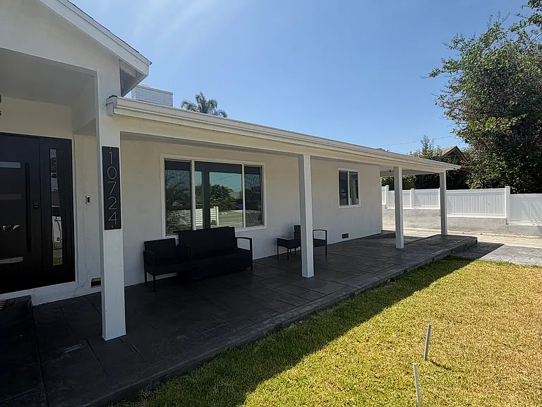 10724 Valley View Ave — Photo 3