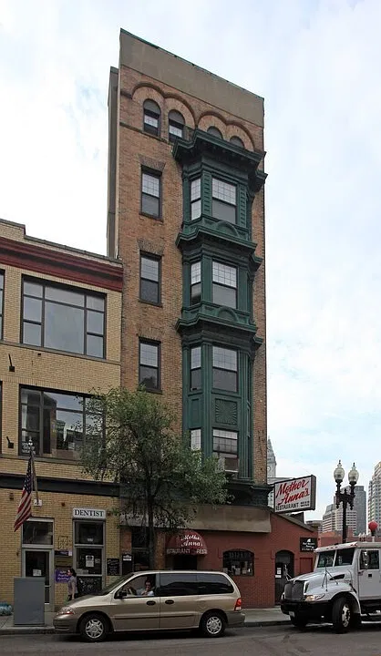 213 Hanover St #4