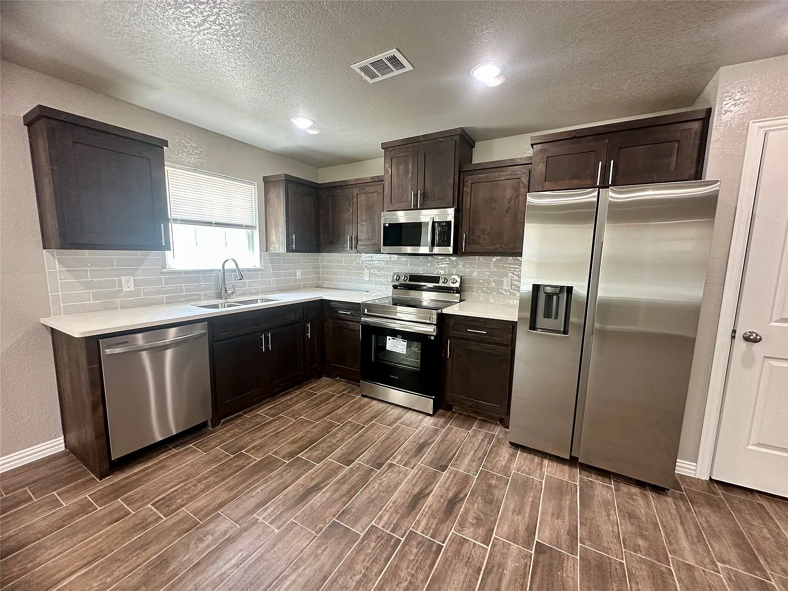 3 bed, 2.0 bath, 1440 sqft, $1,400 — Photo 3