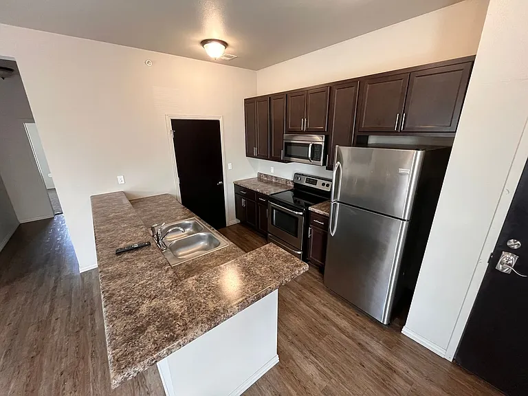1014 E Walnut St — Photo 4