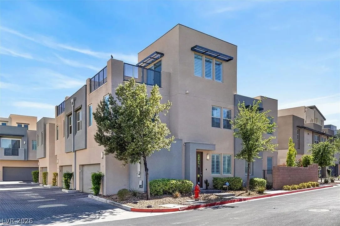 4 bed, 2.5 bath, 2298 sqft, $4,200 — Photo 3