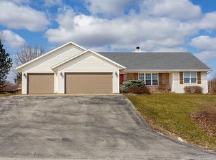 2038 River Meadow Dr, Green Bay, WI 54313