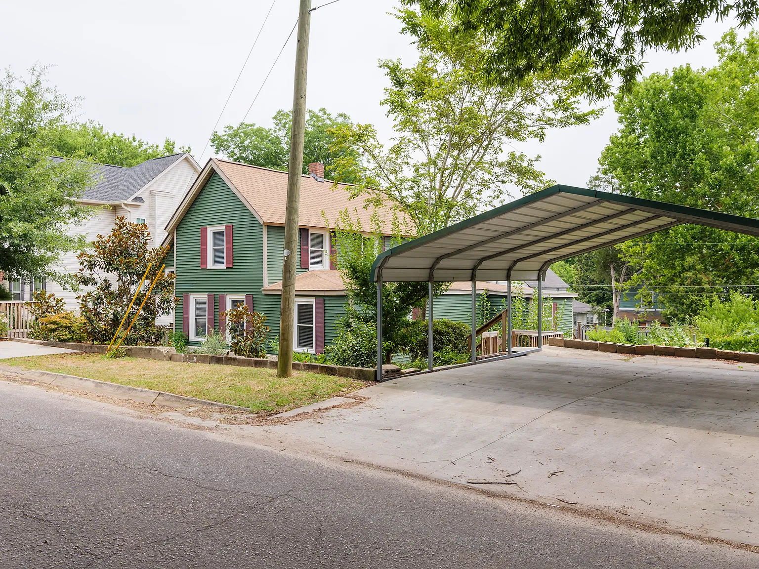 3 bed, 2400 sqft, $2,400 — Photo 3