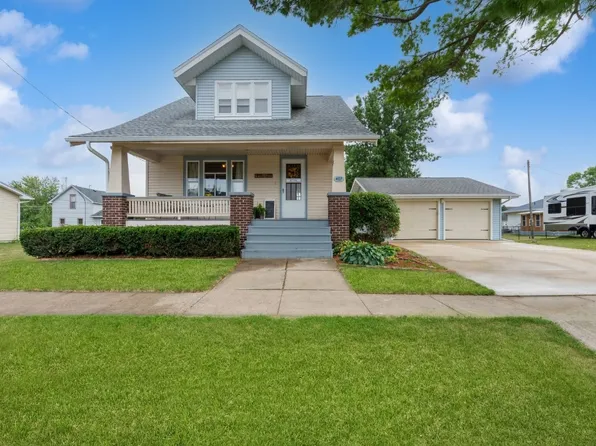 407 2nd St E, Newhall, IA 52315