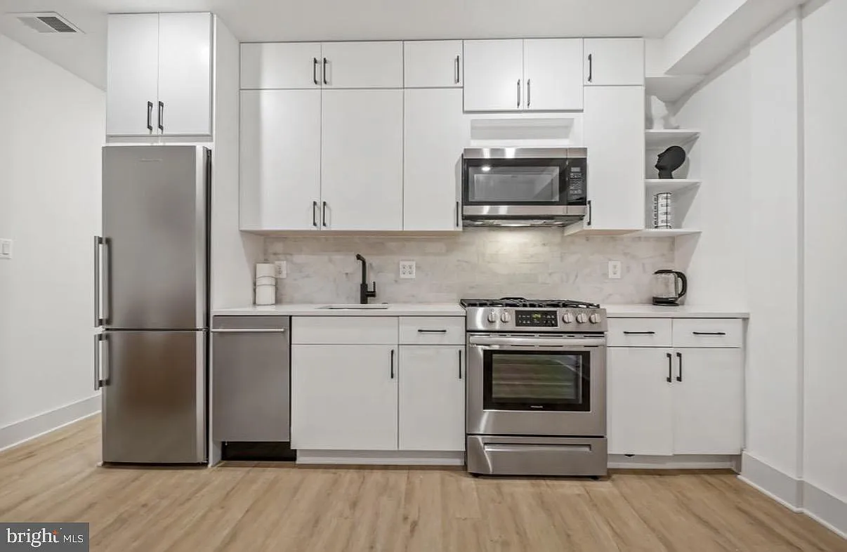 2 bed, 1.0 bath, 498 sqft, $2,300 — Photo 2