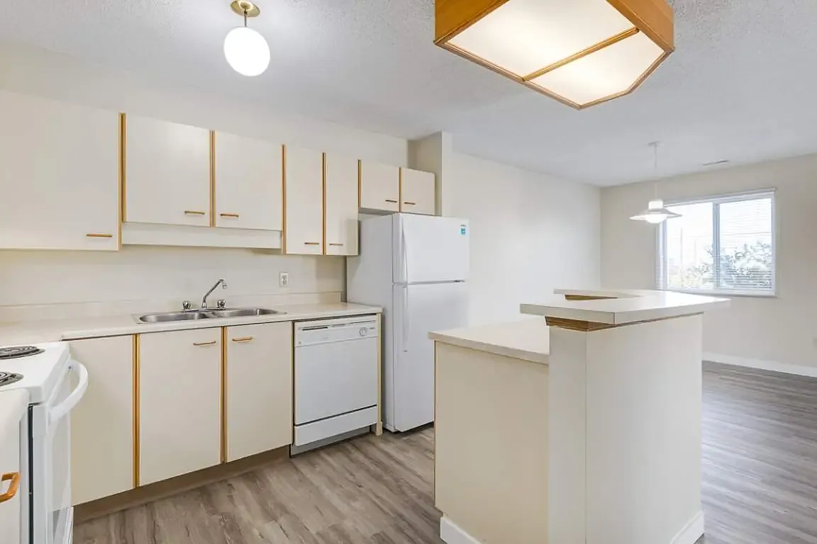 Huntington Court Coach Homes — Photo 1