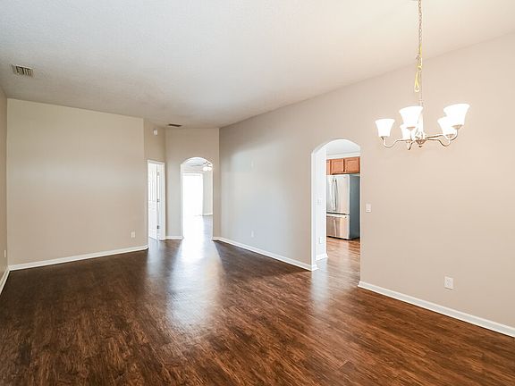 4th image of 1811 Creekview Dr