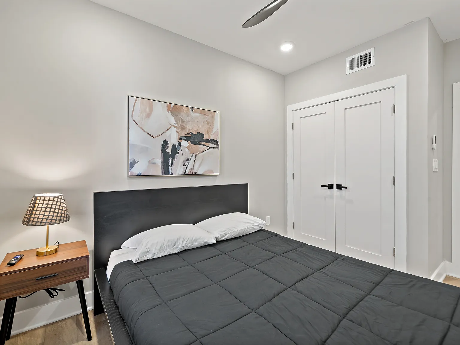 3 bed, 900 sqft, $3,000 — Photo 4