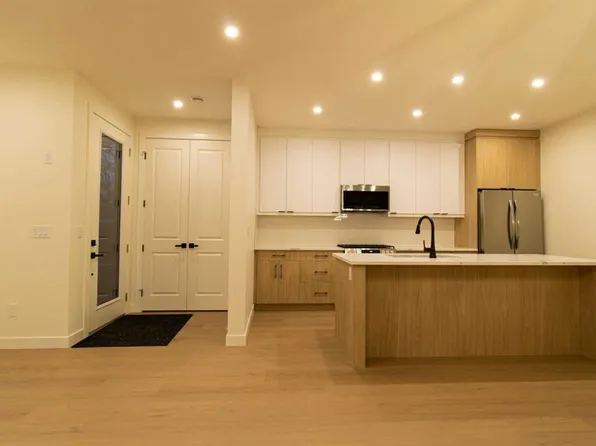 1512 21st Ave NW, Calgary, AB T2M 1L8