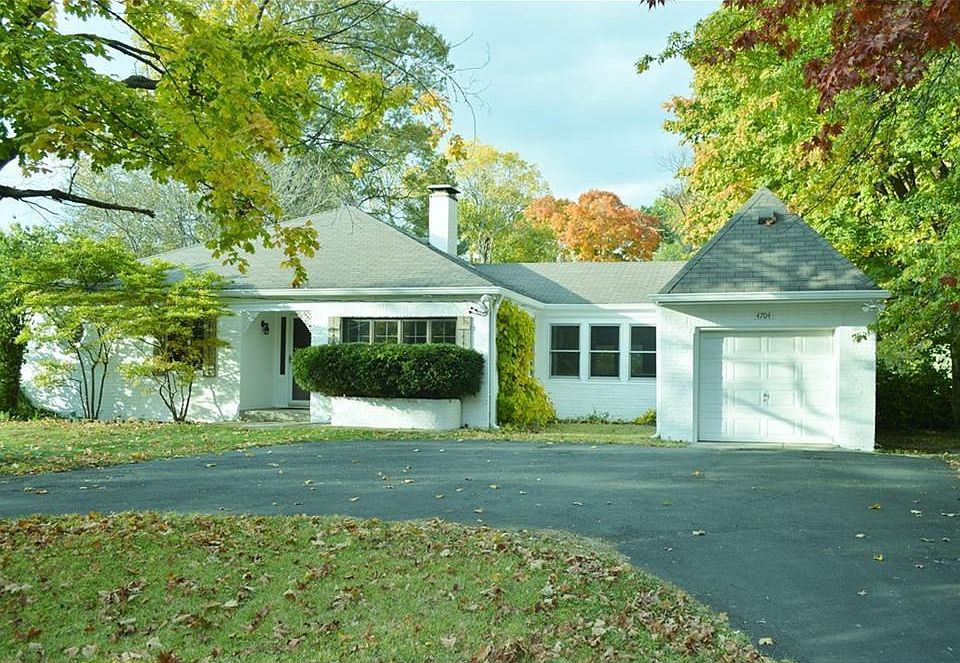 1940's Quality & Charm on the "Strip" in Wanamaker. You won't find another. Sits on One Acre! Crisp fresh paint all around!