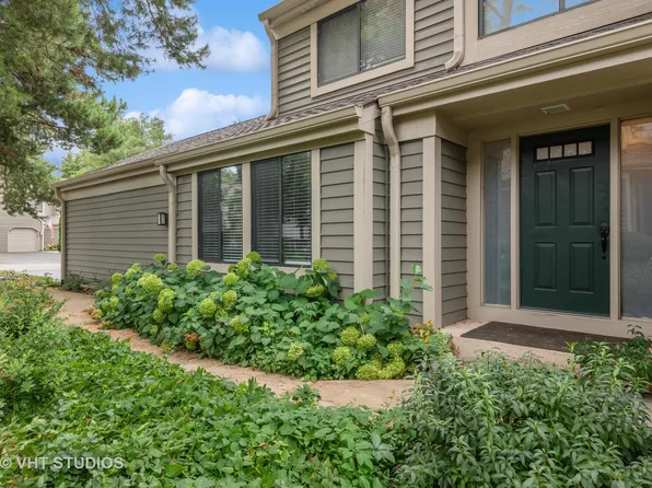 393 White Oak Ln, Lake Barrington, IL 60010
