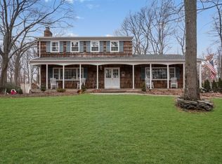 3 Arbutus Ct, Commack, NY 11725