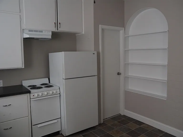 90 N Winooski Ave — Photo 2
