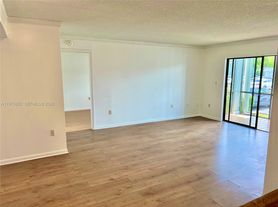 20761 NE 4th Pl, Miami, FL