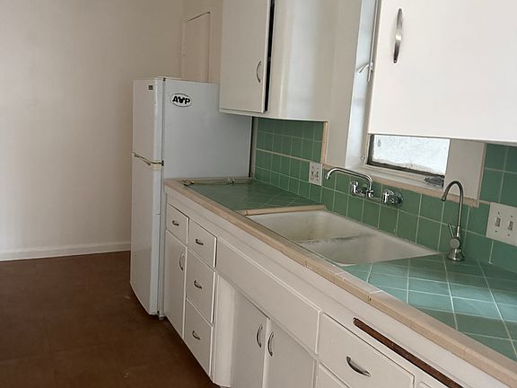 2nd image of 522 Linwood Ave APT A