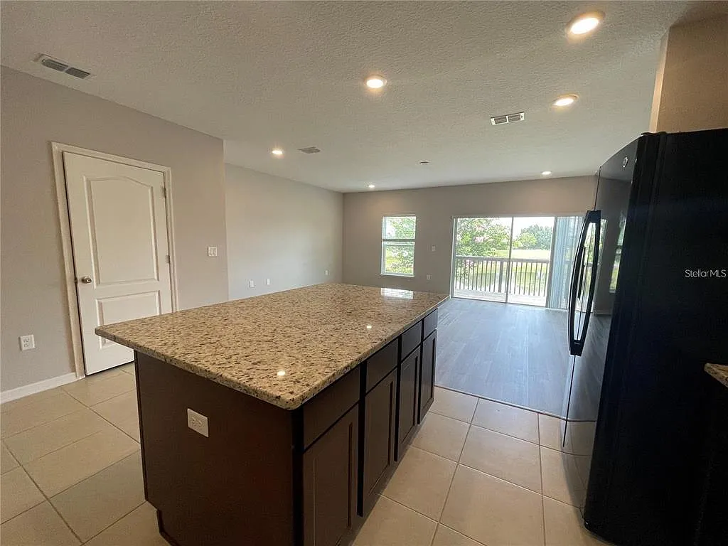 3 bed, 2.5 bath, 1633 sqft, $1,895 — Photo 4