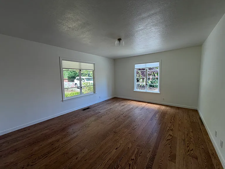 421 W Oakwood Blvd — Photo 11