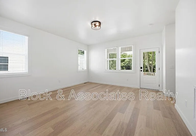2815-101 Wilcox Pl — Photo 2