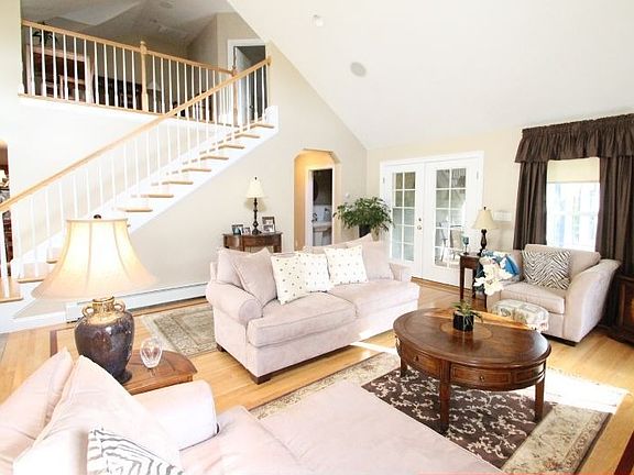 4th image of 128 American Elm Ave