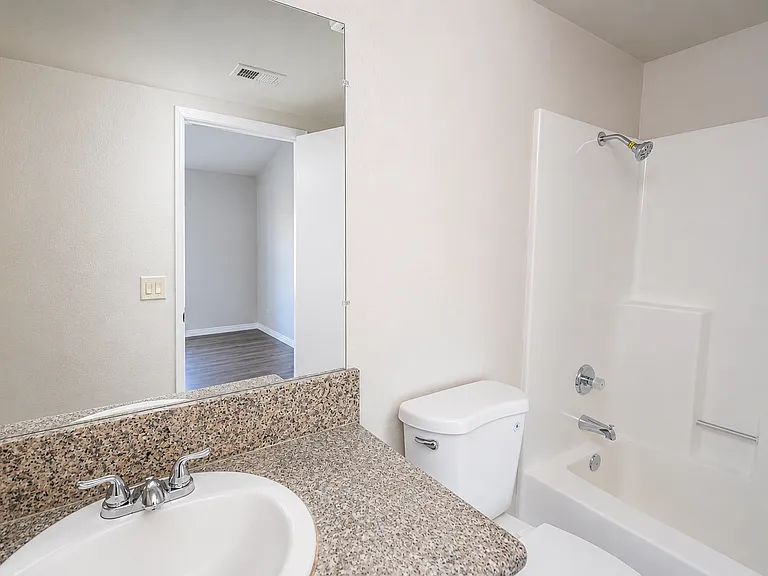 1112 S Cypress Ave #30 — Photo 15