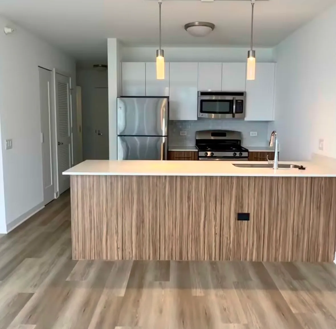 325 W Wolf Point Plz — Photo 3