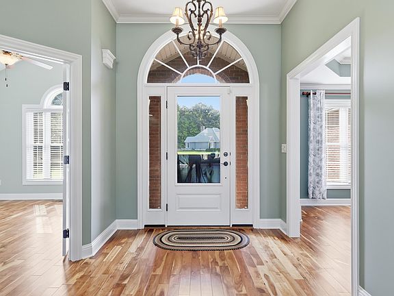 5th image of 225 Larkspur Ln