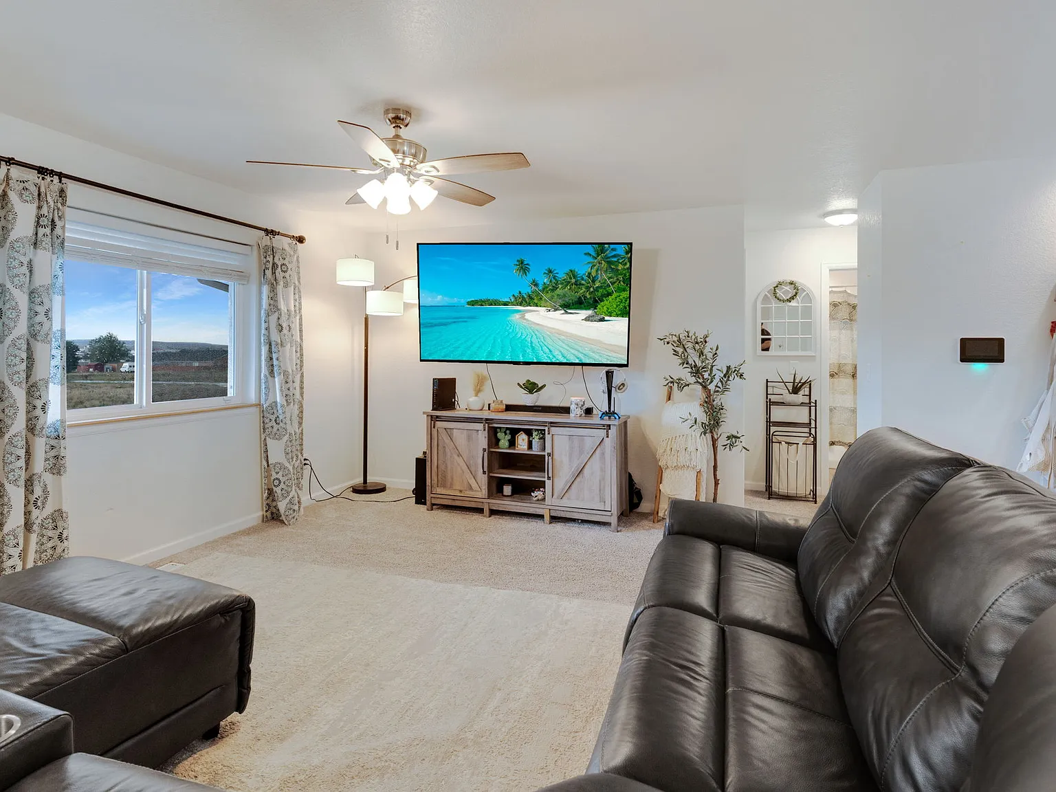 3 bed, 1330 sqft, $2,400 — Photo 3