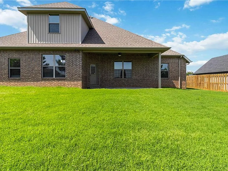 1340 Sweetbriar Cir — Photo 34