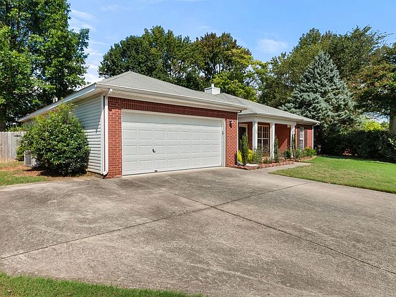 3rd image of 165 Brass Oak Dr