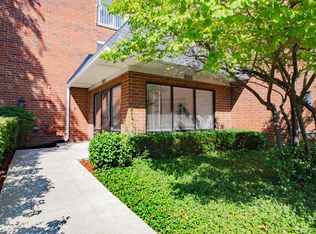 805 Leicester Rd APT 102, Elk Grove Village, IL 60007