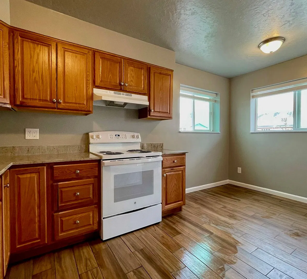 301 W Center St — Photo 2