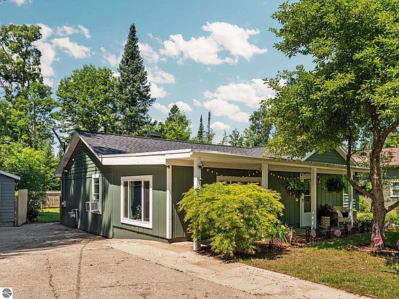 3rd image of 4077 Evelyn St
