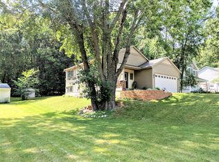 812 Grindle Dr SE, Lowell, MI 49331