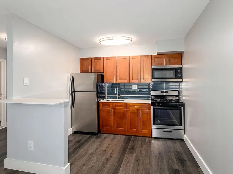 Holme Circle Apartments — Photo 13