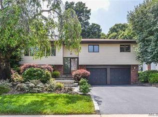 25 Fairway Dr, Old Bethpage, NY 11804